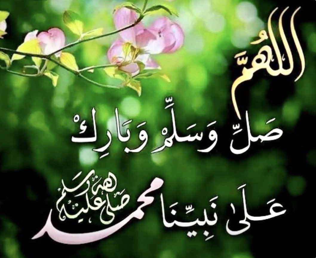 سُئل العباس بن عبد المطلب رضي الله: "أنت أكبر أم رسول الله ﷺ ؟ فقال: هو أكبر مني، وأنا أسن منه".
رد العباس يعكس أدب الصحابة الرفيع وتوقيرهم للنبي ﷺ، ويقصد العباس رضي الله عنه أن النبي ﷺ أكبر منزلةً وقدرًا وشرفًا، بينما هو أسن (أي وُلد قبله زمنيًا)، حيث كان العباس أكبر عمرًا من