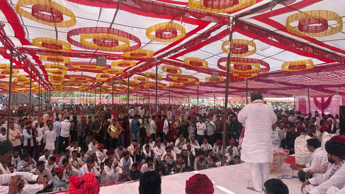 PrahladGunjal's tweet photo. ग्राम पंचायत देई जिला बूंदी मुख्यालय पर आयोजित गुर्जर समाज के सामूहिक विवाह में मुख्य अतिथि के रूप में भाग लिया और उपस्थित जनसमुदाय को संबोधित करते हुए कहा कि सामूहिक विवाह सम्मेलन अब केवल शादी का मांगलिक कार्यक्रम नहीं बल्कि समाज की जरूरत बन गया है (1/2) https://t.co/9kRLjKcTjq
