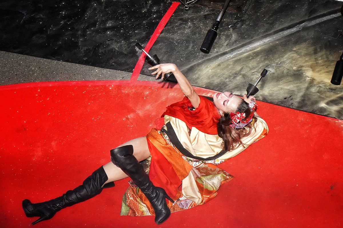 jy_skyadd's tweet photo. 4/19 野毛大道芸 第51回 40周年
めりこ さん
２回目 その１

野毛大道芸２日目(でも最終日😲)、この至福のひとときもあと僅か。ふと考えると(考えてはいけなかった)、次にお七を観ることが出来るのは半年後？、そう秋……。😭
少しでも多くの記憶をここに残しておきたい。

#めりこ #野毛大道芸 https://t.co/0BngviiTTE