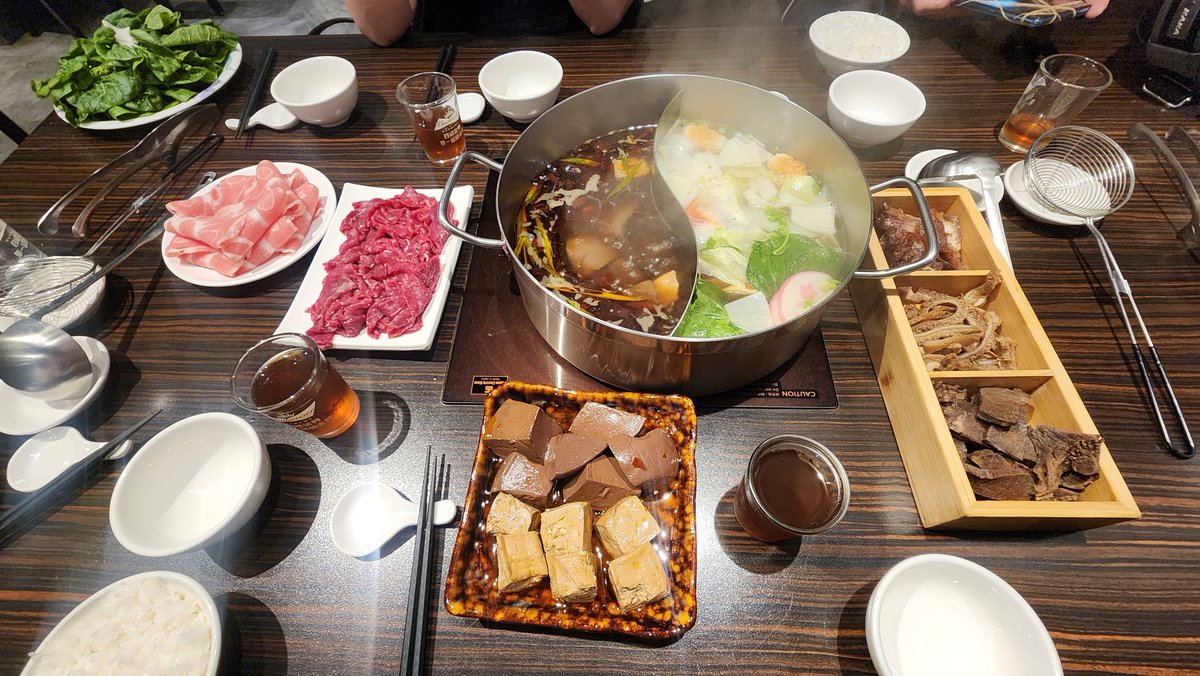 dragonwd9999's tweet photo. 昨天聚餐都是圈內認識第四年的朋友，聊了四個小時都沒停，真的好多周照發生的事情都可以拿出來討論，不過最開心的還是親眼看到某位有聽取了我的建議而又重新又容光煥發了起來，還說媽媽帶她出國旅遊修復的效���都沒有跟我吃飯來的高，真的是最高的讚美了。
還討論到7-8月可能會安排個宜蘭或是桃竹苗包棟旅遊，有人有推薦的地點嗎？