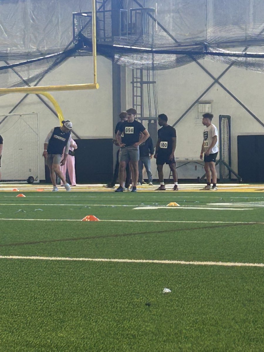 bray_mcC's tweet photo. Thank you, @Coach_StLouis, for inviting me out to the Jr. Day Showcase! I had a great time competing and getting to see the beautiful campus! @JPRockMO 
TEST NUMBERS: 
40LASER- 4.34
Pro Agility H-4.18
Broad Jump- 124 IN/10 feet 4 inches 
@MWSU_Football @_WyattCompton https://t.co/GY9sPvVYvw