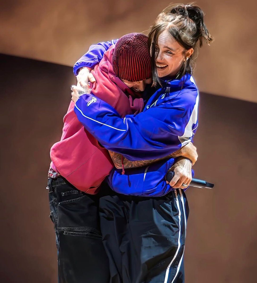 pensando aqui, a maggie disse q levou a billie p ver o believe movie no cinema pq ela nao tinha dinheiro p levar a billie p show, a billie so tinha visto show do justin na pandemia e viu de uma varanda, basicamente esse foi o primeiro dela e ela ainda foi a one less lonely girl