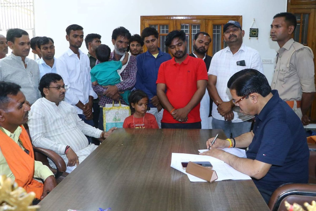 blvermaup's tweet image. जनसुनवाई..

गृहनगर उझानी में आम जनों के जनजीवन से जुड़ी समस्याओं व शिकायतों के समाधान के लिए "जनसुनवाई" का क्रम जारी रहा।

"अहर्निश सेवामहे"
@BJP4India @BJP4UP
#BJP4IND #BJP4UP