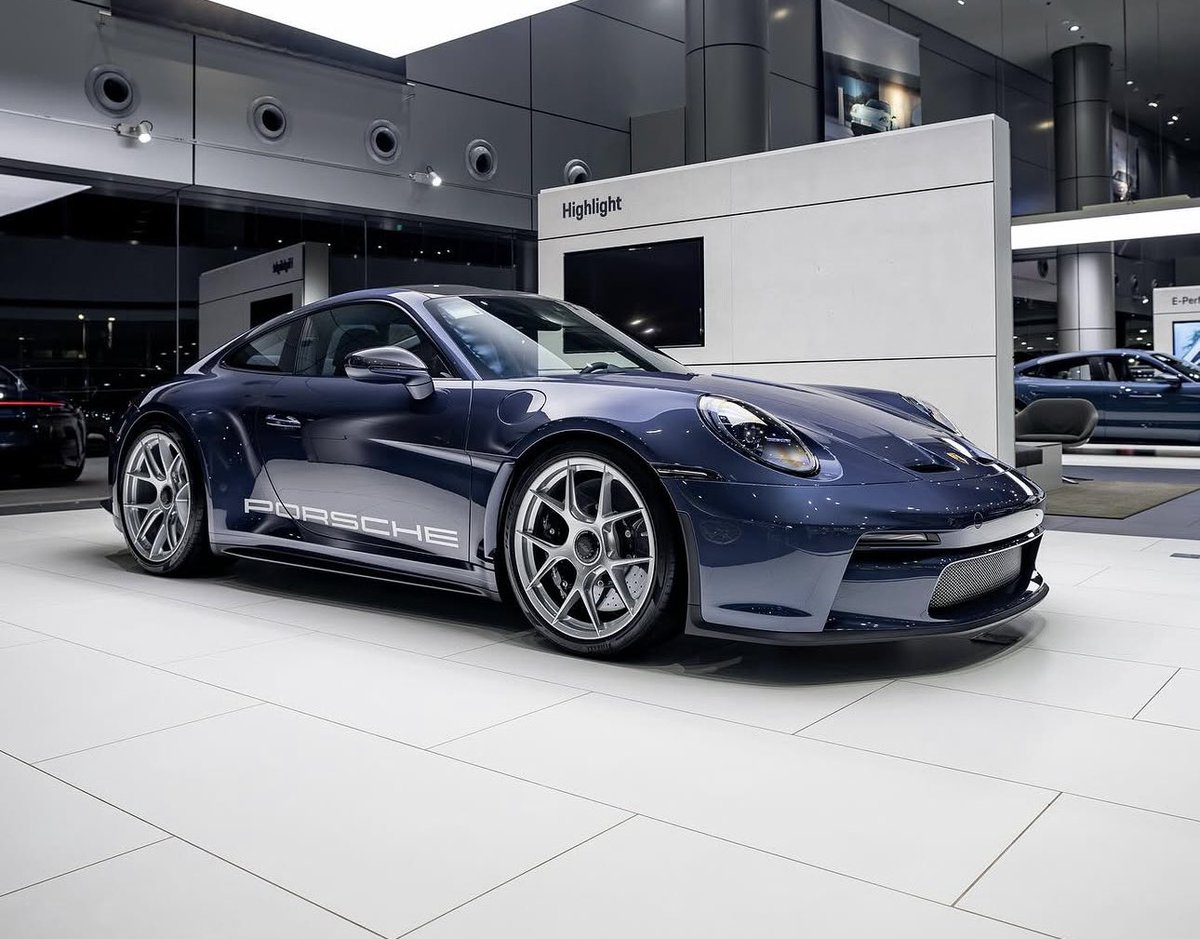 PorscheCIub's tweet photo. Paint-to-Sample Plus Prussian Blue Metallic 992 S/T https://t.co/nN8QSJMp86