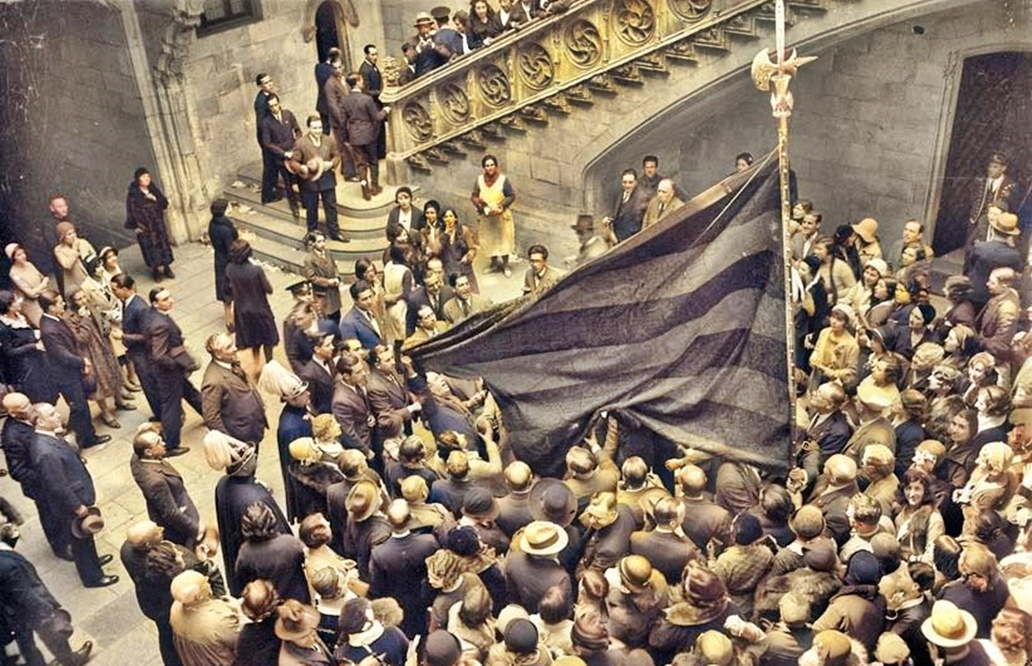 La Bandera de la Unió Catalanista, amagada durant la dictadura de Primo de Rivera és rebuda pel President Macià al Palau de la Generalitat de Catalunya a la Diada de Sant Jordi de 1931.