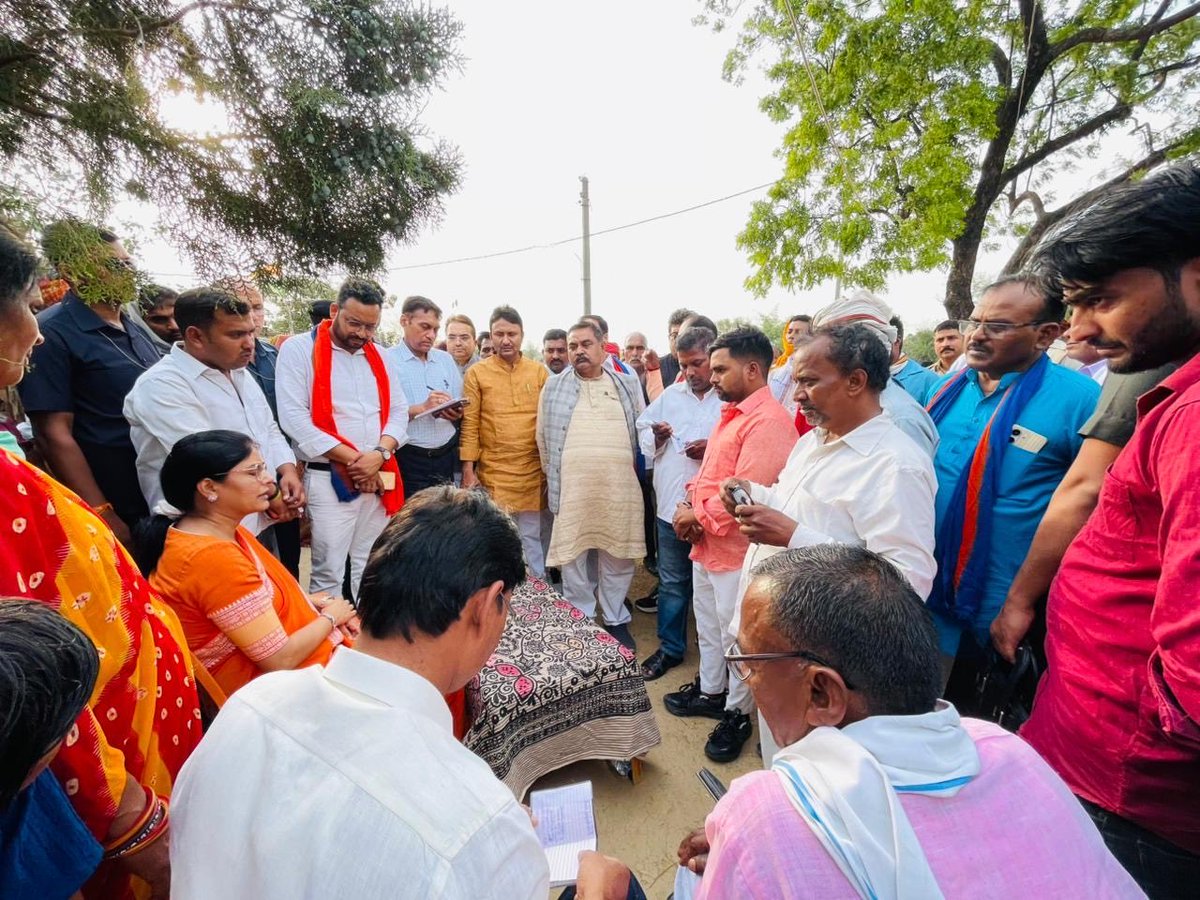 ग्राम-रामपुर 33 (ममरी) विकासखंड-राजगढ़, विधानसभा-मड़िहान, जनपद-मीरजापुर  में एक दुर्घटना में तीन परिवारों ने अपने स्वजनों को खो दिया । 
आज गाँव पहुंचकर स्व॰विजय हरिजन व स्व॰राजेश हरिजन तथा स्व॰वीरेन्द्र हरिजन के दुःखद निधन पर शोकाकुल परिजनों को ढाँढस बँधाया।साथ ही परिजनों को