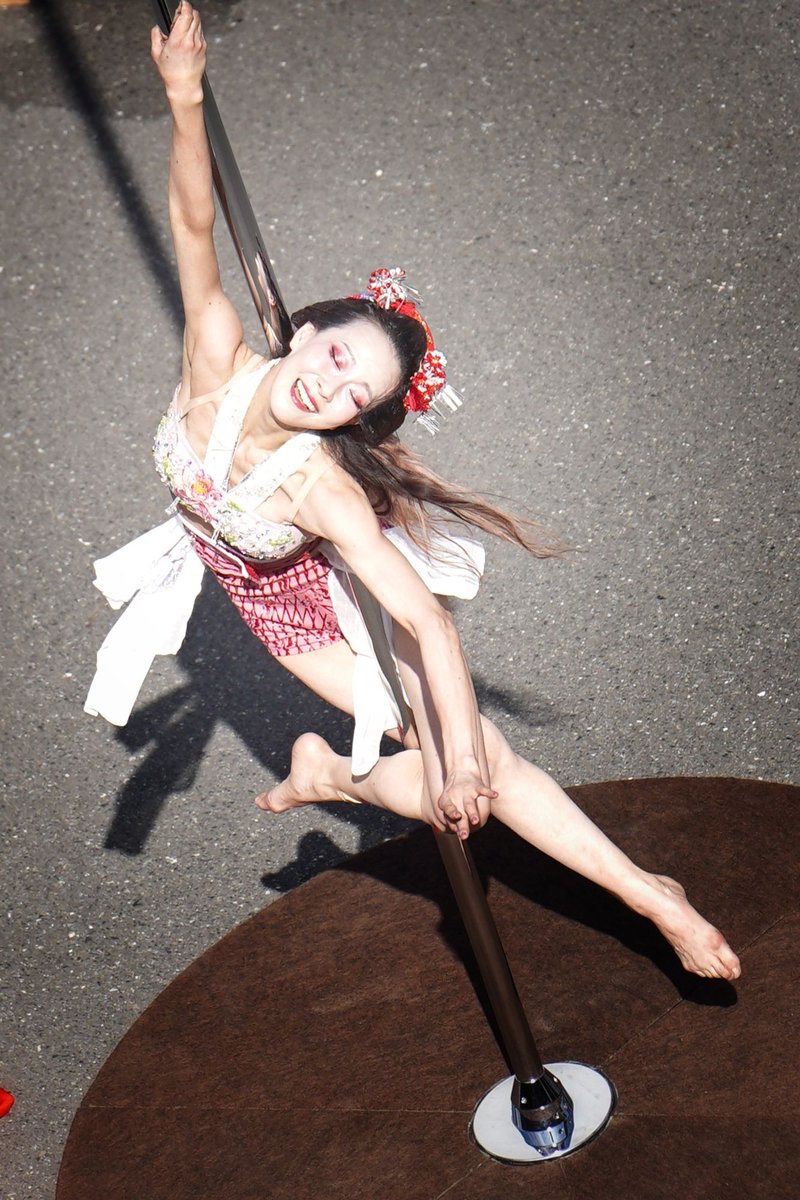jy_skyadd's tweet photo. 4/19 野毛大道芸 第51回 40周年
めりこ さん
２回目 その２ ラスト

野毛大道芸２日目(でも最終日😲)、この至福のひとときもあと僅か。ふと考えると(考えてはいけなかった)、次にお七を観ることが出来るのは半年後？、そう秋…。😭
少しでも多くの記憶をここに残しておきたい。

#めりこ #野毛大道芸 https://t.co/KHPI4BhB5x