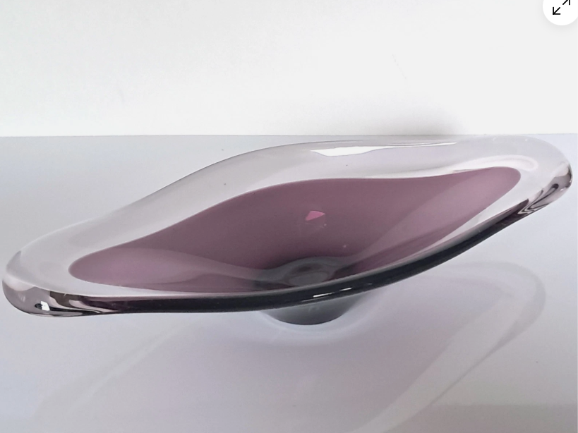 DaisyRain001's tweet image. Add this elegant Murano style, clear and purple glass bowl to your living room or dining table - it's timeless beauty is simply lovely! ebay.us/m/SQBhja #Murano #MuranoStyle #glass #Glassbowl #collect #giftideas