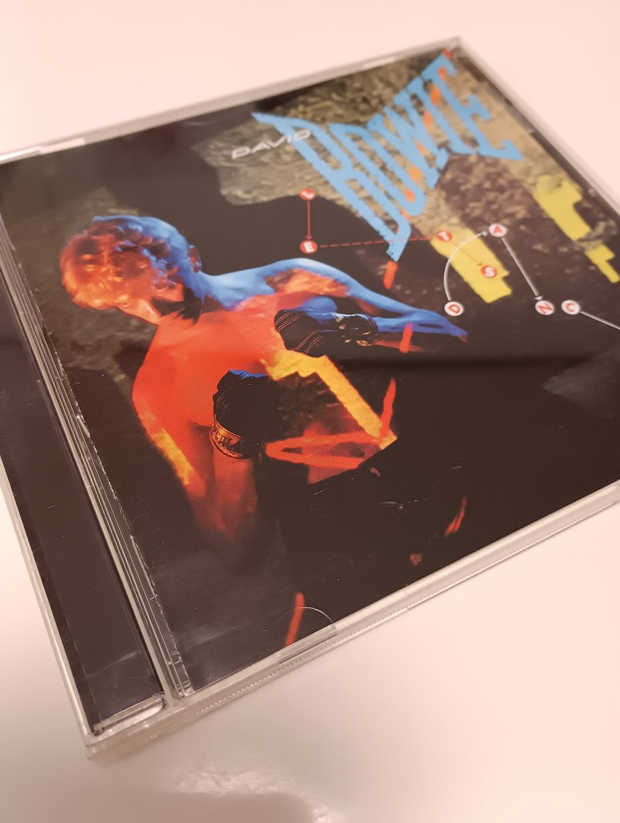t_miho_voyage's tweet photo. 70年代・80年代の
音楽を聴くわたし。
イマドキの音楽を楽しむ
パートナー。

うまい具合に釣り合いが
取れてるのかも🥳

ちなみに
パートナーは
M!LKの歌をくちずさみ、
わたしは
これ！
#デヴィッドボウイ
#DavidBowie
#LETS_DANCE https://t.co/WMKIcVjIDH