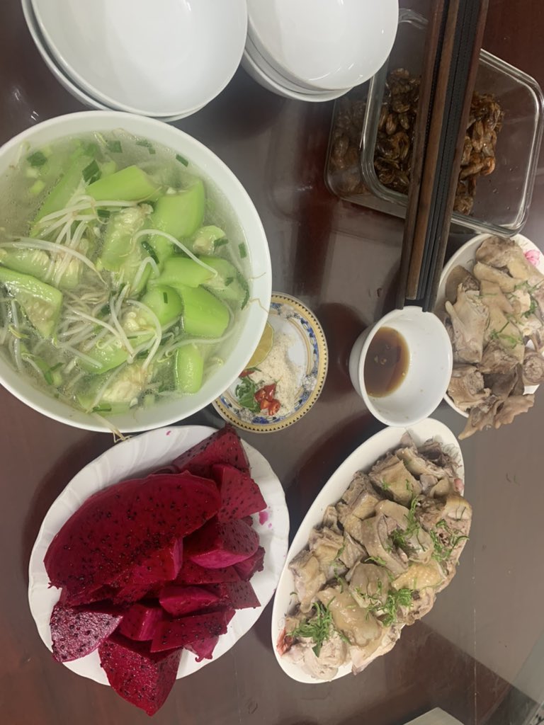 Nay em ăn tối với món “ con gà cục tác lát chanh “ . Mời các Bác xơi nhé😋. Hình như “thiếu”thứ gì cảm giác nhạt miệng quá!