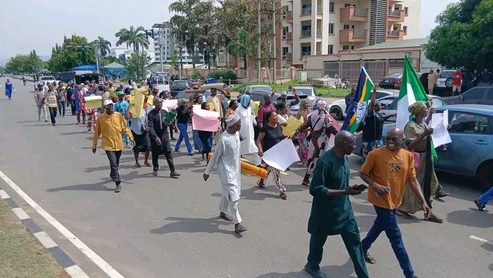 SulaPopoola's tweet photo. Retired police officers in Nigeria gathered at the Villa gate to protest the Contributory Pension Scheme, insisting it is exploitative and must be scrapped for them... https://t.co/3o0uvVh42x