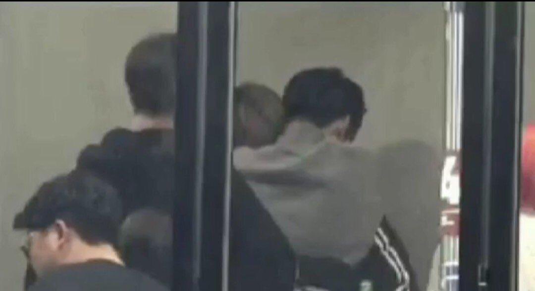 อะไรก็ไม่ฟินเท่ากับเนียลอง 1.52 วะ 🥲 
ยืนกอดกันร้องไห้หนักทั้งคู่ คนน้องจะกลับแล้วคนพี่ไม่ยอมให้กลับ คนน้องจะเดินไปแล้วคนพี่ก็ยังไปดึงตัวกลับมากอดจมอกอีกรอบ 🥹😭 กูไม่ไหว ชิปเป้อเนียลองแอบส่งคลิปลับยามวิกาลฟินยันฟ้าสร่างมากมึงเอ่ย ส่งกันป่านกลัวตำรวจตรวจจับ 55555555