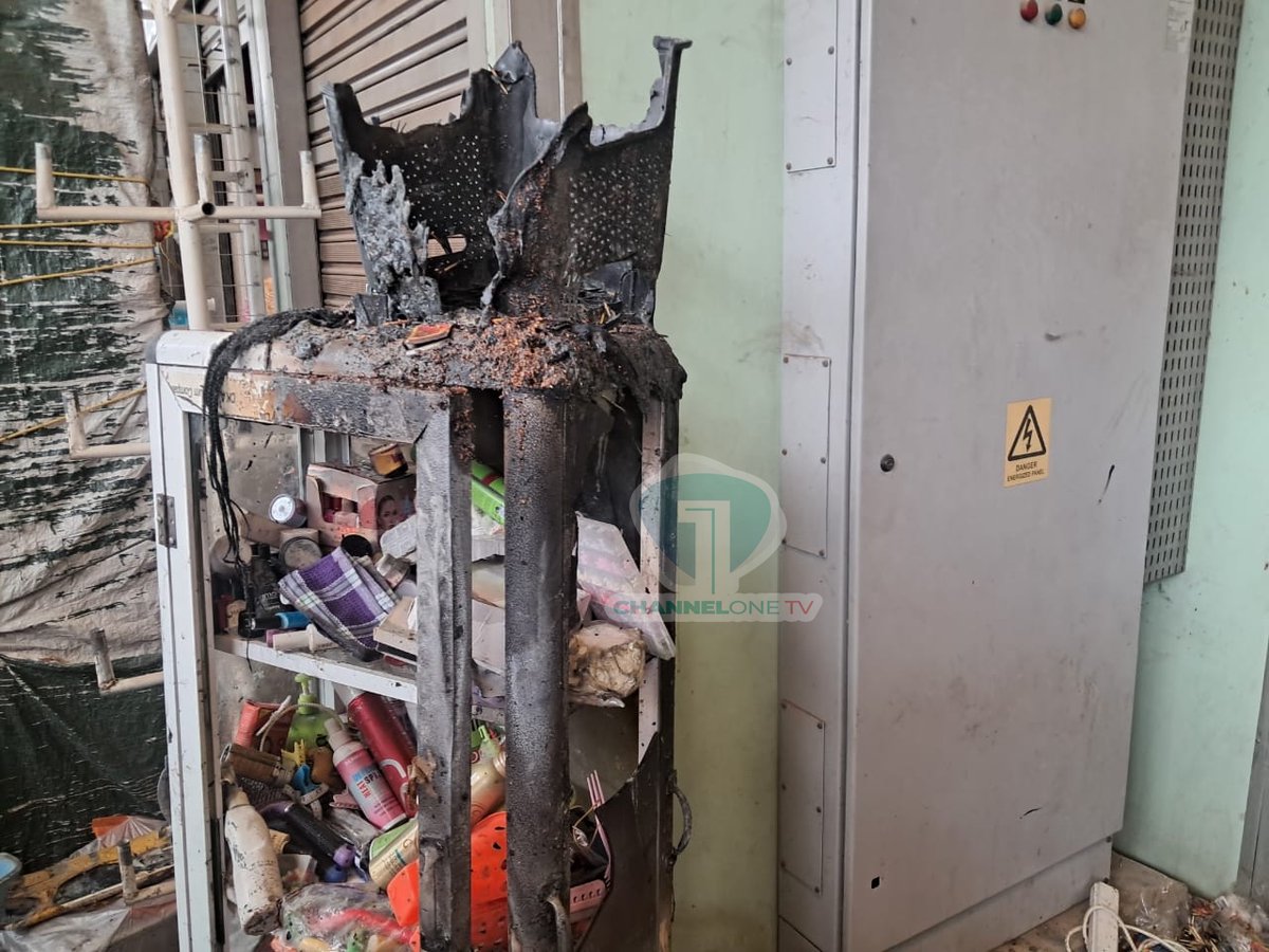 Channel1TVGHA's tweet image. A swift response by traders and fire officers prevented a fire outbreak from spreading at Kejetia Market on Monday morning. The fire started in a shop selling matches and cosmetics; cause unknown.

#ChannelOneNews #Kumasi #FireOutbreak #GhanaNews