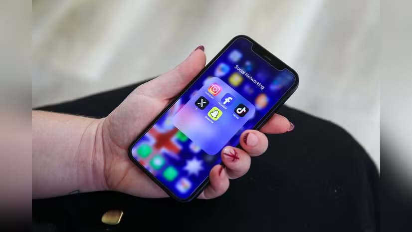 bsindia's tweet image. #HealthWithBS | Quitting Facebook, Instagram? Study links deactivation to well being

Read @SarjnaRai's report 👇

mybs.in/2g5RkqE

#SocialMedia #MentalHealth #Healthcare #HealthNews #SocialMediaAddiction