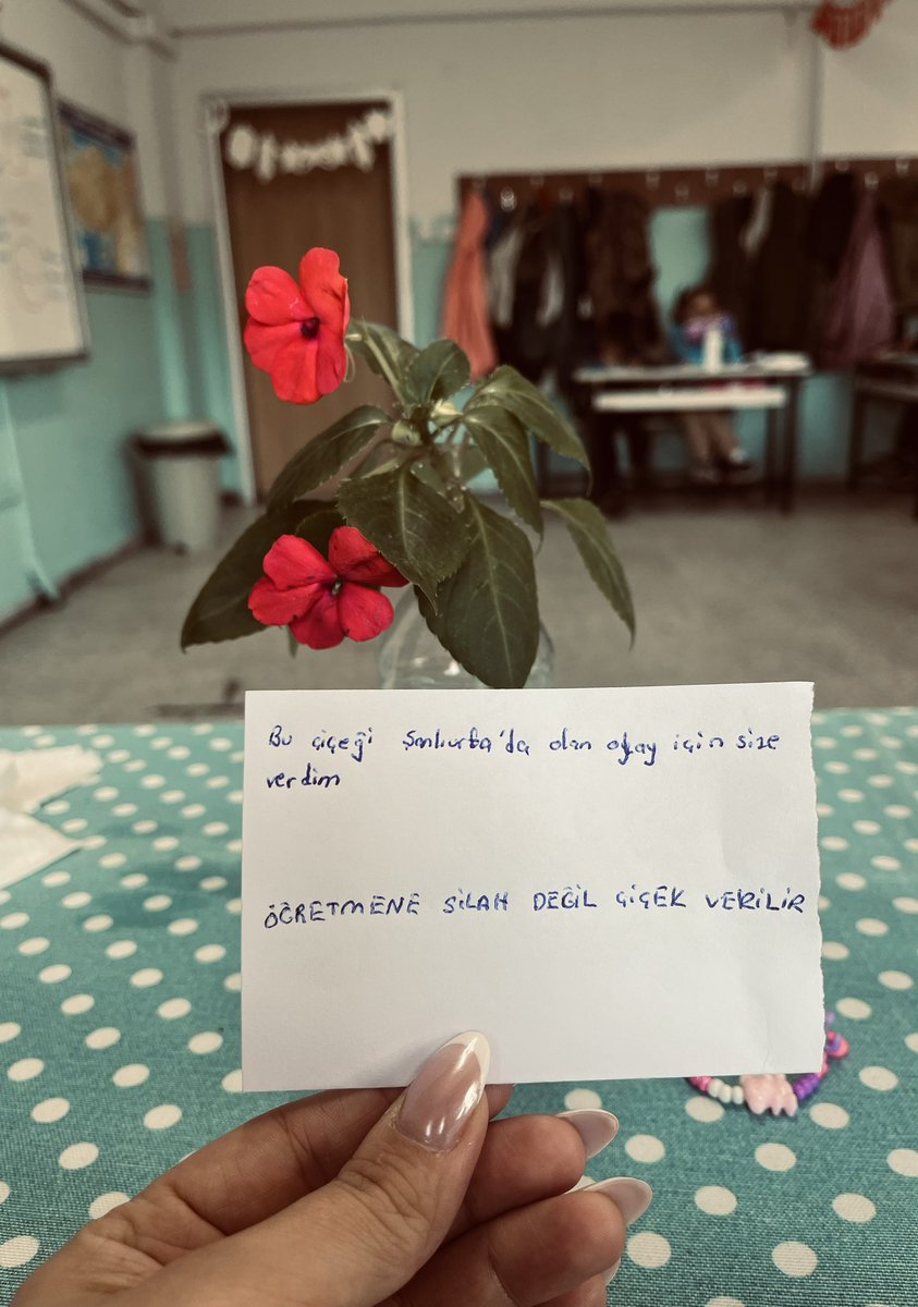 yasetnvrr's tweet photo. Her şeye  rağmen  iyi ki öğretmenim♥️🤲🏻 https://t.co/HWFxRhNNTS