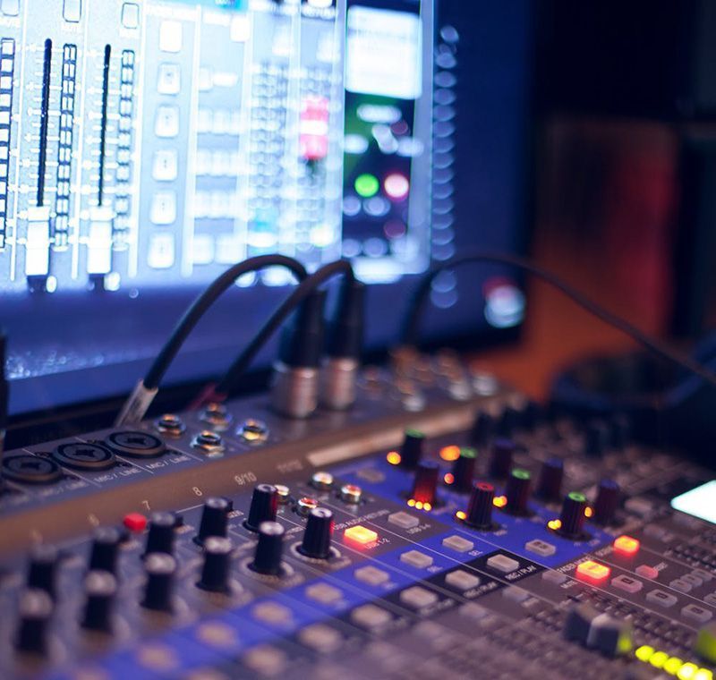BrumPodStudios's tweet photo. Streaming or on-location? 

We cover both in-studio and bespoke location services for events, PR &amp; broadcast. 

#RemoteRecording #MediaEvents #BroadcastSolutions

 https://t.co/9YmvTpYVmh https://t.co/ugBmybrzSO