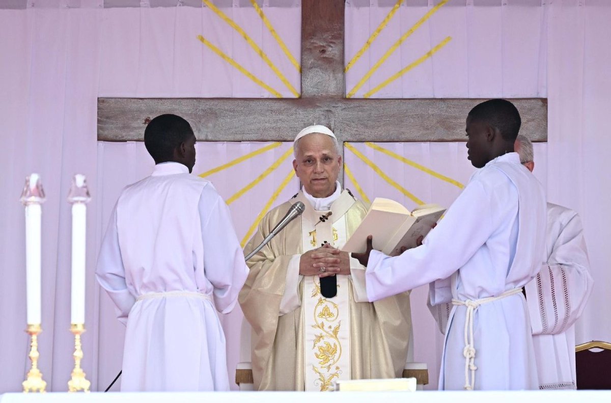 Papst in Bergbaustadt in Angola: Aufruf gegen Ausbeutung dlvr.it/TS7GHg
