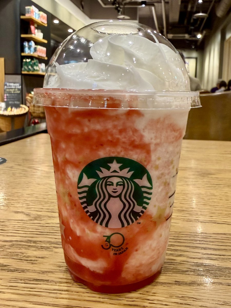 昨年のTHE苺フラペチーノ🍓は美味しくてハマって毎日仕事終わりに通いつめたが、今年の苺フラペチーノは苺が少なくハマらない😢
