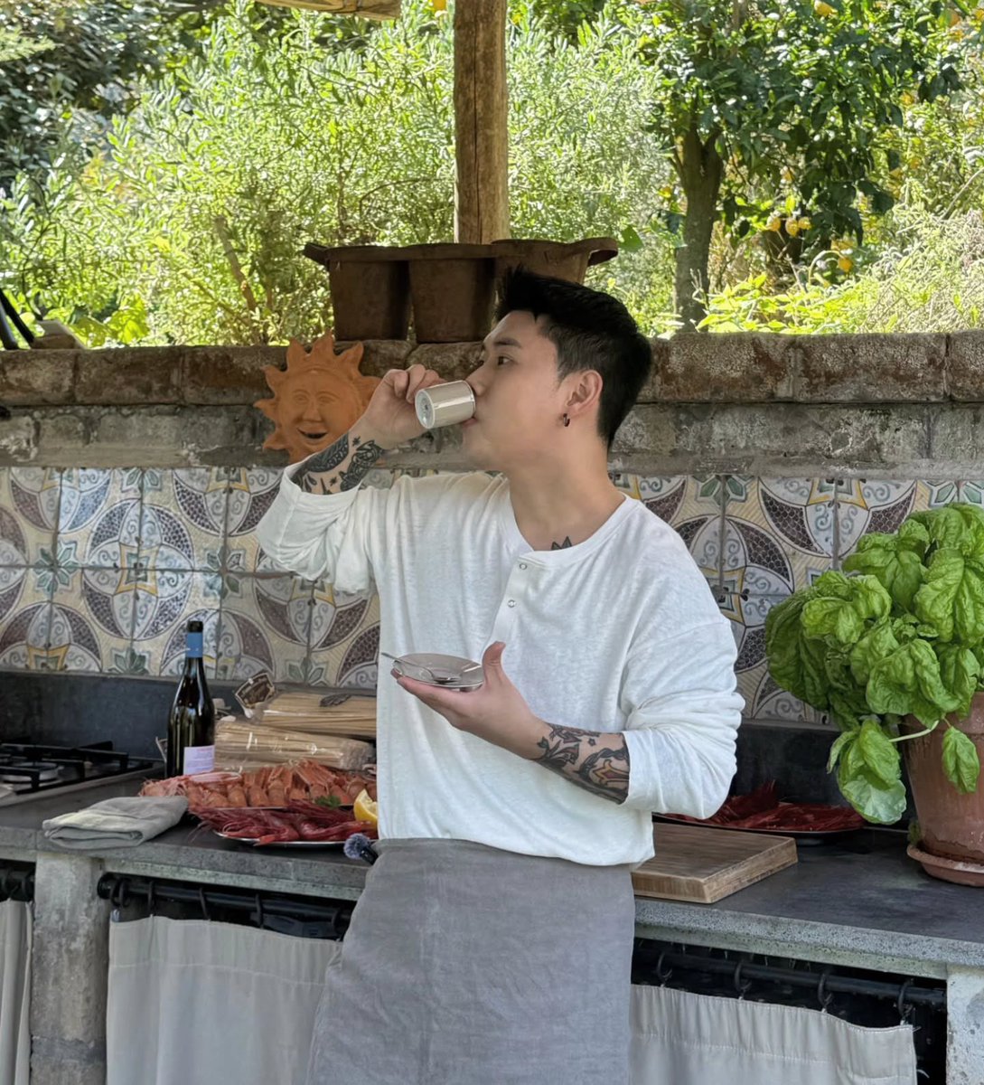 pickle2l0's tweet photo. 아 ㅈㄴ... 아니 옆태 무슨일이냐 쇄골문신 보이는거 너무...하다 https://t.co/h9rsOPNwgj