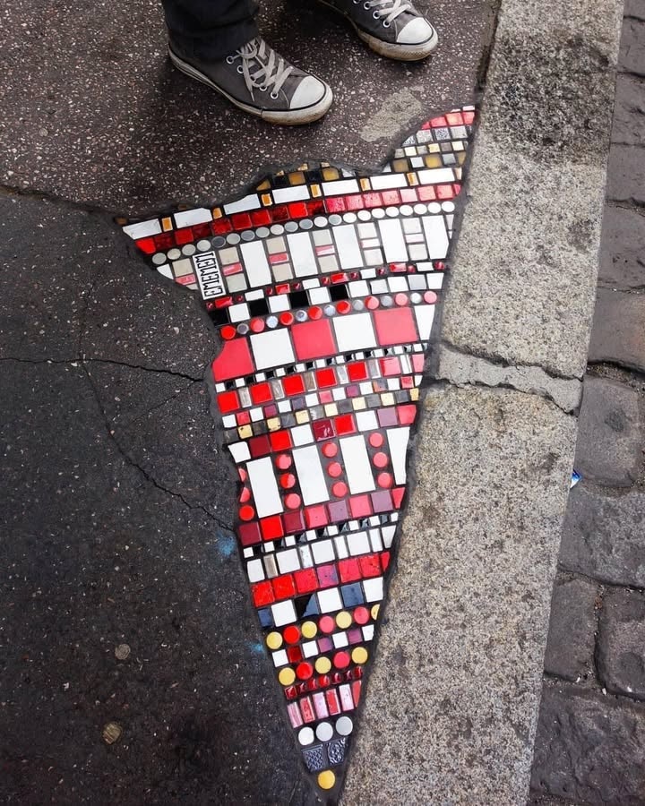 Imagein8's tweet photo. Ememem is an anonymous French street artist based in Lyon. He creates mosaics incorporating geometric motifs in cracked pavements and façades, a process they call flacking. v/ 📸 Urban Street Art
#Ememem #StreetArt #Lyon #Mosaics #Flacking https://t.co/ODkZ9doIds
