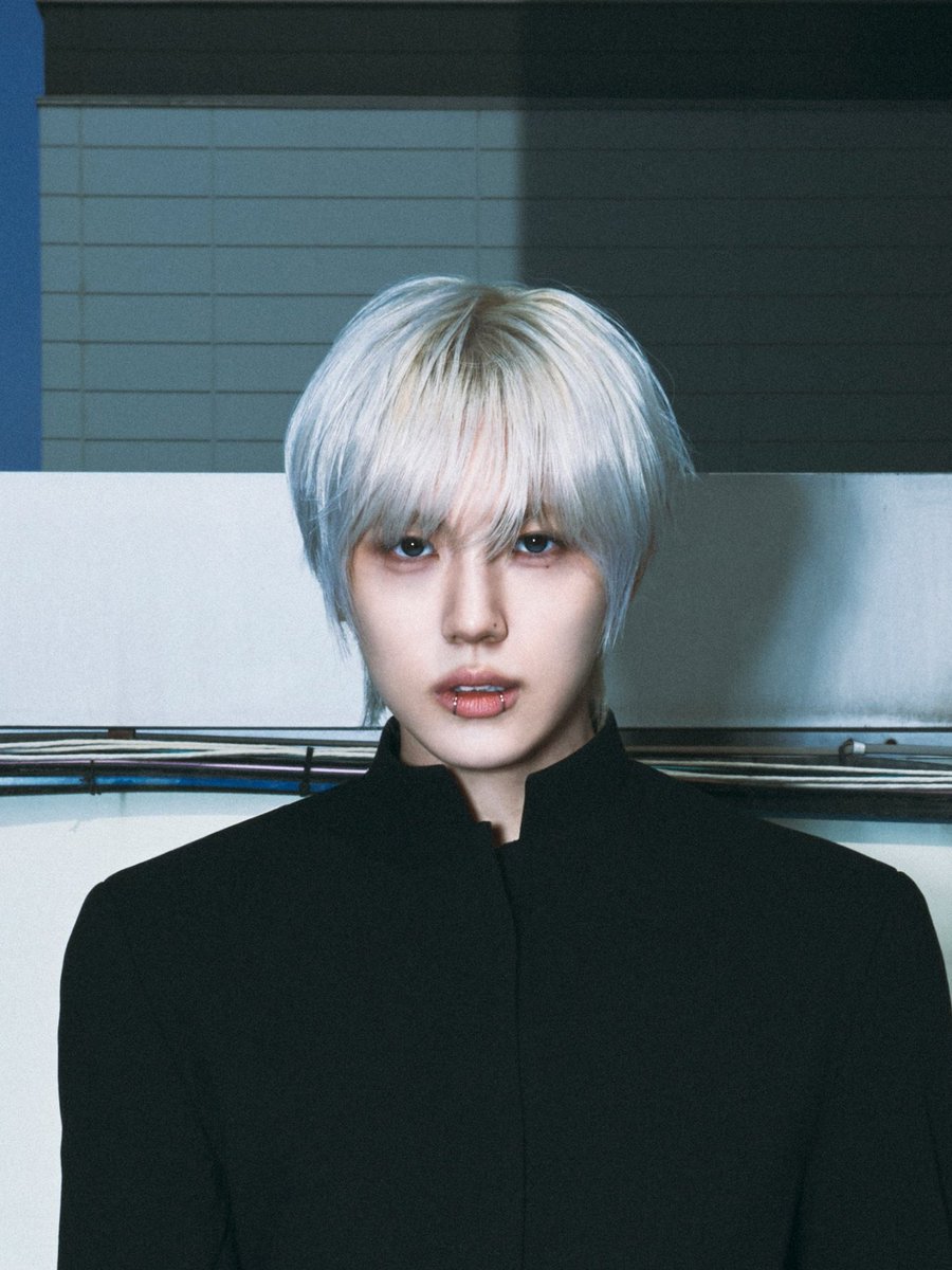 모님은 목에 물린자국 있고
덩님은 물린자국 없고 이어커프 양쪽으로 한거 보면
사제 모님×정체 숨기고 살고있는 뱀파이어 덩님
이렇게 막 날조해도 되는건가.....