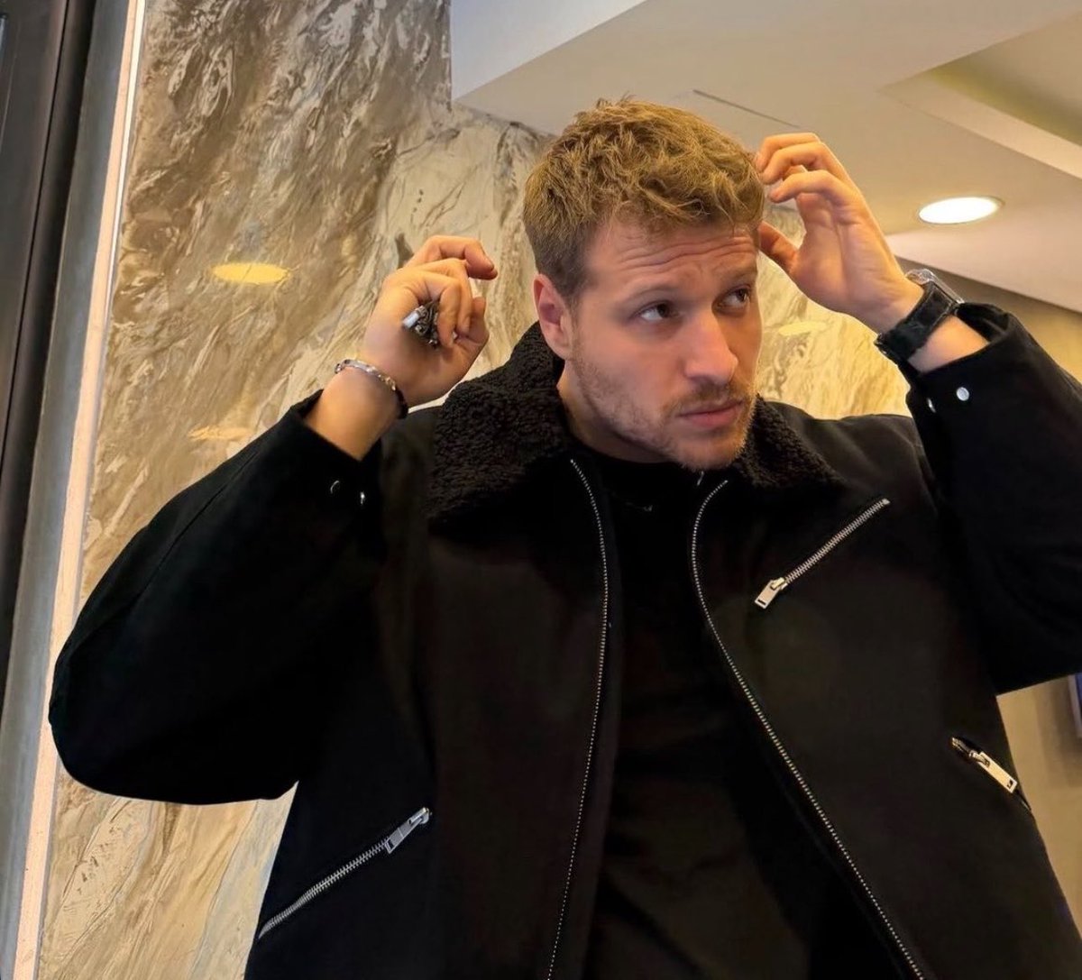 زازي tweet media