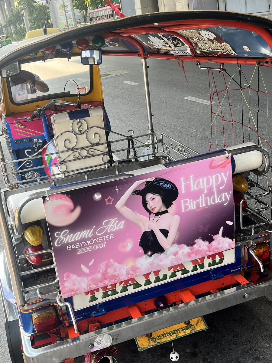 PATTAMA1201's tweet image. TUKTUKก็มีน๊า 8คันเลย พิกัดที่จะเจอคือBTSสนามกีฬาหรือจุฬาซอย4นั่นเองง แต่วันนี้เสียดายถ่ายมาได้แค่หนึ่งคันเพราะมีเวลาแปบเดียว🥲🥲 ทุกคนไปตามเก็บได้น๊ามีแต่ป้ายน่ารักๆทั้งนั้นเลย

#ProjectForASA
#ASA20th_PinkBunnyHouse2026 #ASA #ENAMIASA 
@YGBABYMONSTER_