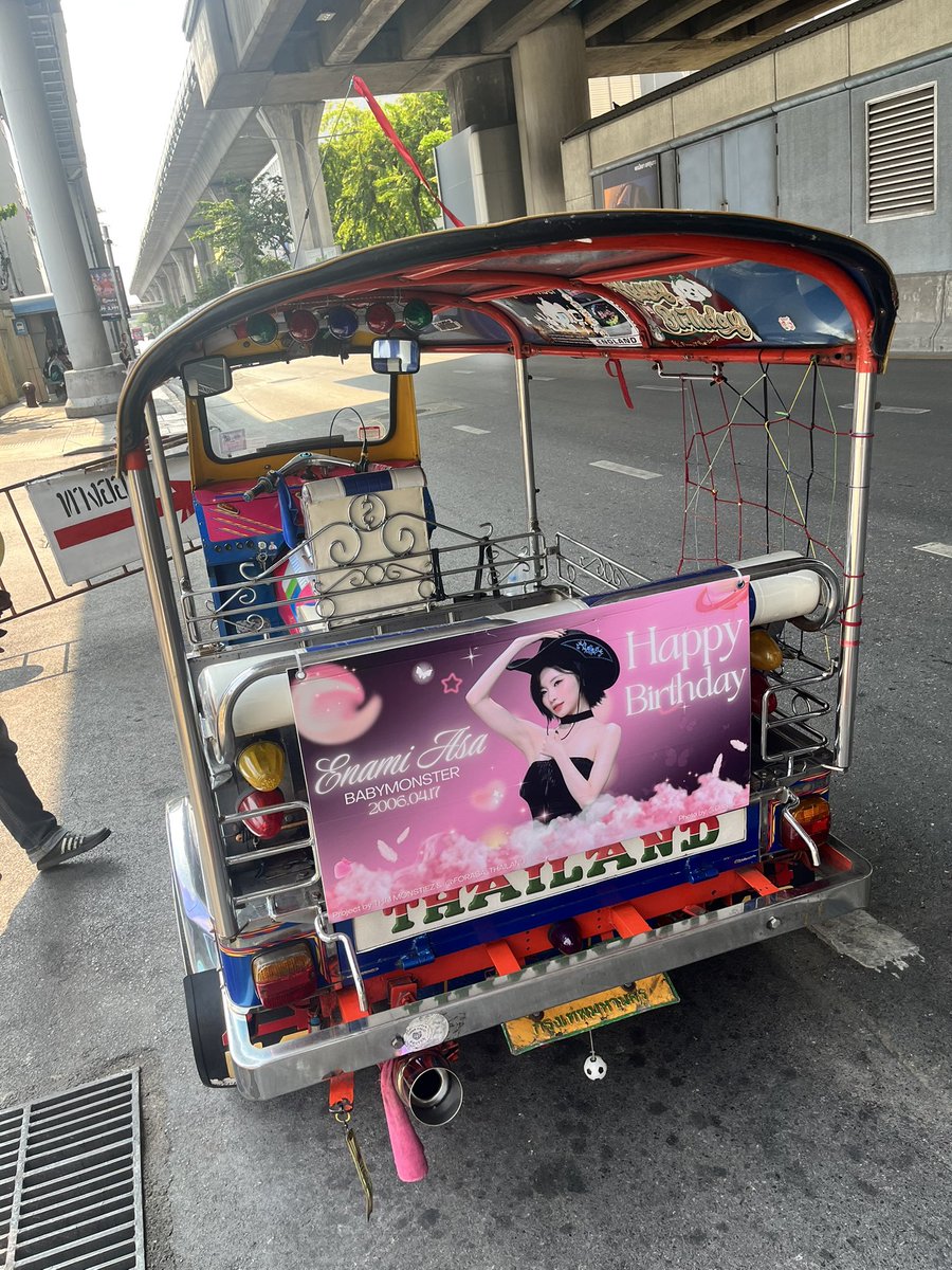 PATTAMA1201's tweet image. TUKTUKก็มีน๊า 8คันเลย พิกัดที่จะเจอคือBTSสนามกีฬาหรือจุฬาซอย4นั่นเองง แต่วันนี้เสียดายถ่ายมาได้แค่หนึ่งคันเพราะมีเวลาแปบเดียว🥲🥲 ทุกคนไปตามเก็บได้น๊ามีแต่ป้ายน่ารักๆทั้งนั้นเลย

#ProjectForASA
#ASA20th_PinkBunnyHouse2026 #ASA #ENAMIASA 
@YGBABYMONSTER_