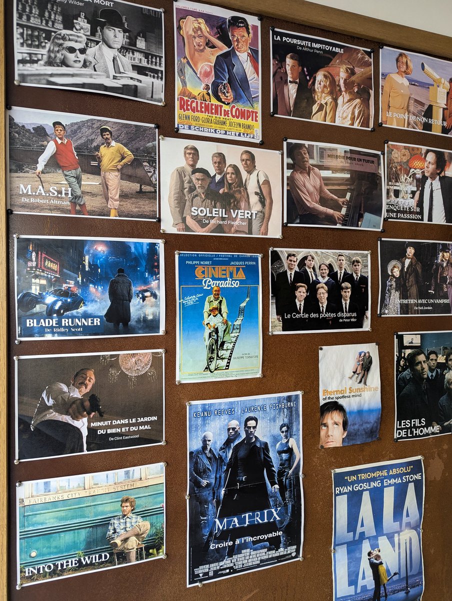 Devant le cinéma Écoles