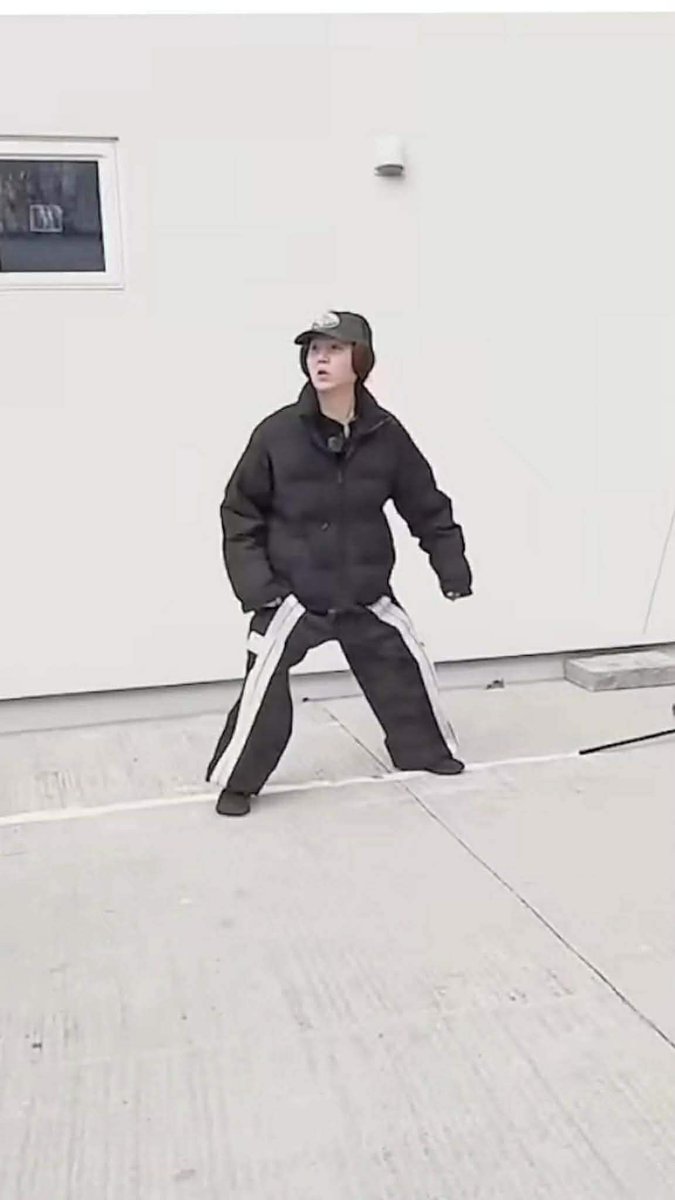 micacza's tweet photo. Y Yoongi so smol?? 🤭 https://t.co/OUR3dcPytq