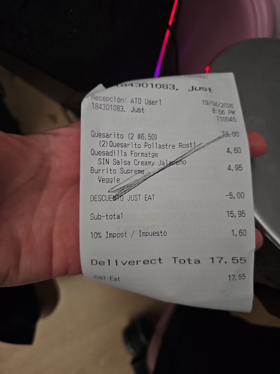 Lulittle97's tweet photo. Lo de @JustEat_ES hoy es para planteárselo:
Pedido vegetariano → TODO con pollo
Sin etiquetar → imposible distinguir
Resultado: me quedo sin cenar
Reclamo con pruebas y me dicen que no es suficiente 
#JustEat
#Vegetariano
#DerechosDelConsumidor https://t.co/CeNZr9pU0p