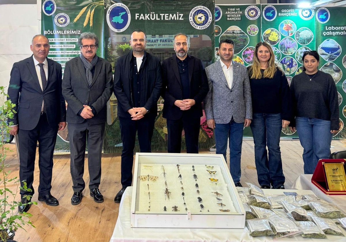 HaberVANYYU's tweet photo. Van Yüzüncü Yıl Üniversitesi Rektörü Sn. Prof. Dr. Hamdullah Şevli, DAP Başkanı Sn. Halil İbrahim Güray ve DAKA Genel Sekreteri Sn. Mehmet Emin Çakay ile birlikte 16. Van Doğu Anadolu Tarım ve Gıda Fuarı’nda Üniversitemiz Ziraat Fakültesi standını ziyaret etti.

Ziraat Fakültesi Dekanı Prof. Dr. Murat Tunçtürk’e, fuara katılım ve katkılarından dolayı organizasyon firması tarafından plaket takdim edildi.

@hsevli
#VanYüzüncüYılÜniversitesi
#VanYYÜ