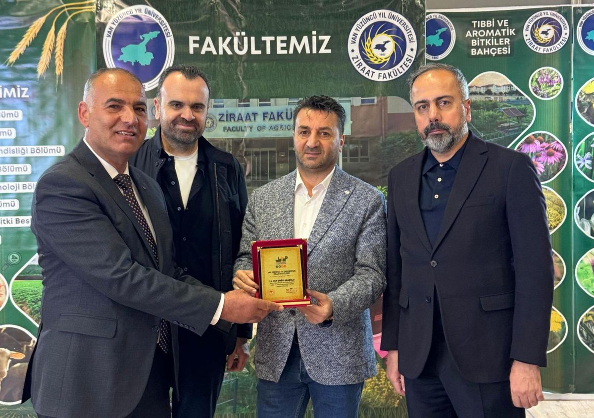 HaberVANYYU's tweet photo. Van Yüzüncü Yıl Üniversitesi Rektörü Sn. Prof. Dr. Hamdullah Şevli, DAP Başkanı Sn. Halil İbrahim Güray ve DAKA Genel Sekreteri Sn. Mehmet Emin Çakay ile birlikte 16. Van Doğu Anadolu Tarım ve Gıda Fuarı’nda Üniversitemiz Ziraat Fakültesi standını ziyaret etti.

Ziraat Fakültesi Dekanı Prof. Dr. Murat Tunçtürk’e, fuara katılım ve katkılarından dolayı organizasyon firması tarafından plaket takdim edildi.

@hsevli
#VanYüzüncüYılÜniversitesi
#VanYYÜ