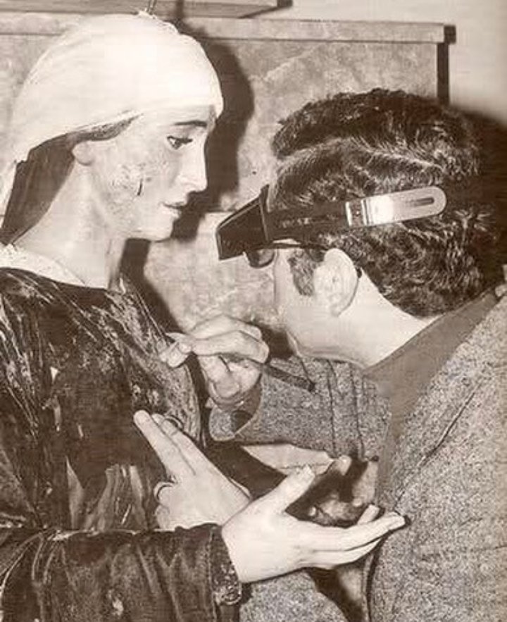 La Virgen de la Paz siendo restaurada por Francisco Arquillo en 1979, tras un incendio fortuito que afectó a la imagen, dañando su encarnadura.