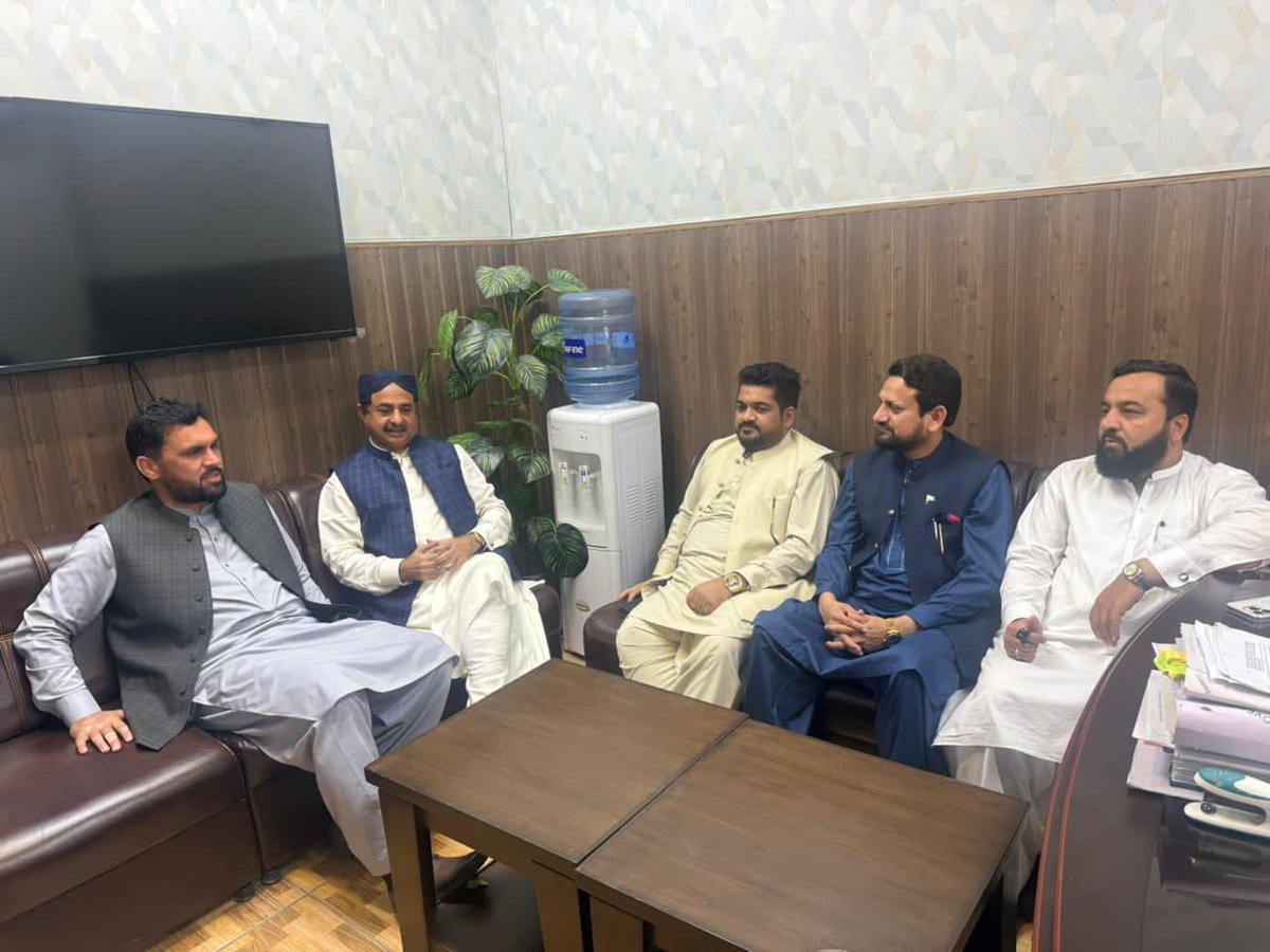 RR_PTI's tweet photo. صوبائی وزیر میناخان آفریدی سے پی ٹی آئی سندھ کے صدر حلیم عادل شیخ کی قیادت میں وفد کی پشاور میں ملاقات
ملاقات میں ملک کی سیاسی صورتحال اورعمران خان رہائی امن موومنٹ کے حوالے سے تبادلہ خیال
اس موقع پرپی ٹی آئی حیدرآبادکے صدروایم پی اے  ریحان راجپوت۔اور دیگر موجود
@MeenakhanAfridi https://t.co/RAZPORlg3n