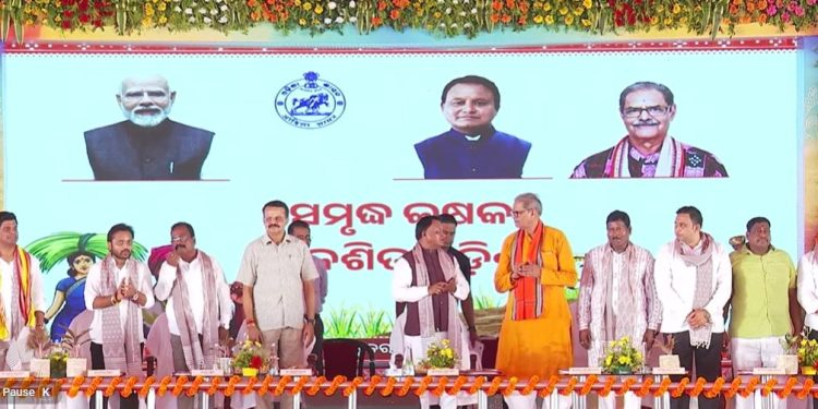 OrissaPOSTLive's tweet image. Odisha Chief Minister Mohan Charan Majhi disbursed over Rs 838 crore to 41.68 lakh farmers under CM Kisan Yojana.

Each beneficiary received Rs 2,000 ahead of the Kharif season at a function held in Cuttack.

#Odisha #Farmers #CMKisanYojana #Agriculture #Cuttack #OrissaPOST

📲