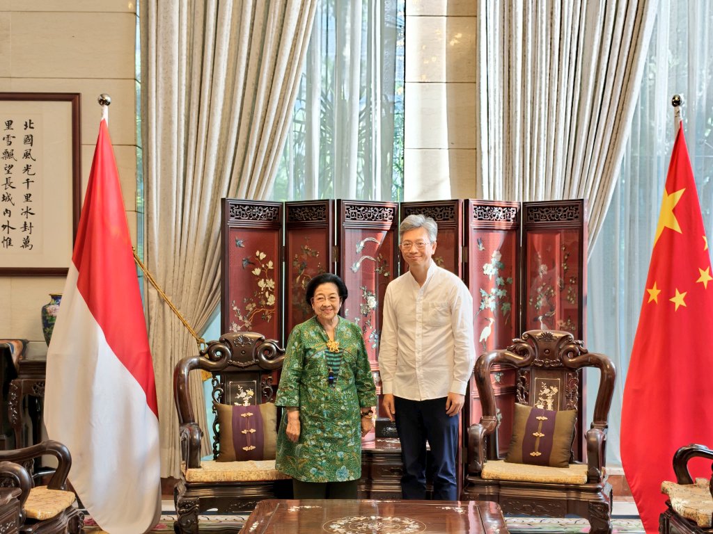 GunRomli's tweet photo. Ibu Megawati Soekarnoputri Bertemu Dubes Tiongkok 

Duta Besar Republik Rakyat Tiongkok (RRT) untuk Indonesia Wang Lutong bertemu Presiden RI ke-5 sekaligus Ketua Umum PDI Perjuangan Ibu Megawati Soekarnoputri Senin 20 April 2026. 

Ibu Megawati Soekarnoputri dan Dubes Wang Lutong membahas soal geopolitik, pangan, hingga peningkatan riset dan inovasi dan kebudayaan antardua negara Indonesia dan Tiongkok. 

Ibu Megawati didampingi M. Prananda Prabowo Kepala Situation Room DPP PDI Perjuangan, Puan Maharani Ketua DPR RI, dan jajaran pengurus DPP PDI Perjuangan: Hasto Kristiyanto Sekjen DPP, Olly Dondokambey Bendahara Umum DPP  dan Ahmad Basarah Ketua DPP PDI Bidang Luar Negeri.