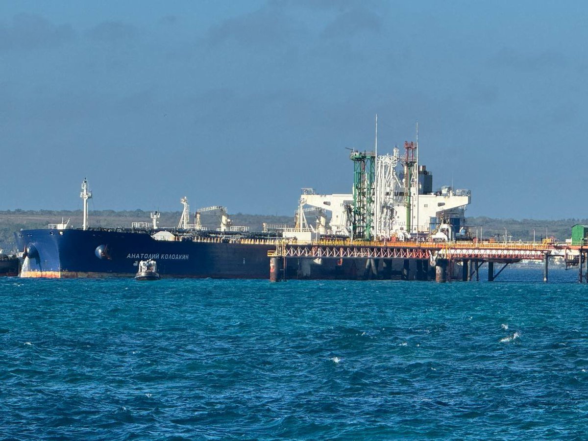 🇨🇺🇷🇺 Comienza distribución en #Cuba de gasolina, diesel, fuel oil y gas licuado, obtenidos del procesamiento del crudo, que arribó desde #Rusia. 🫶🏻
#CubaNoEstáSola
#CubaEstáFirme 
#SolidaridadConCuba