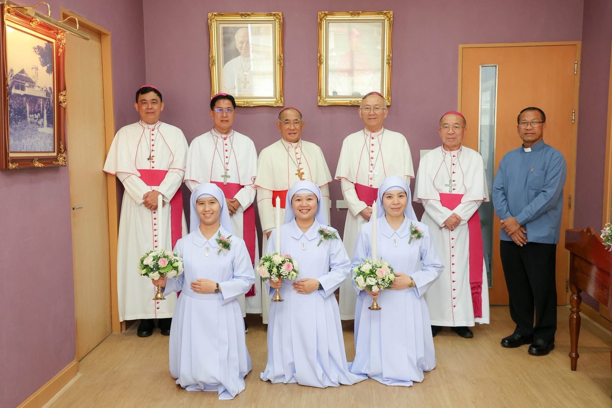 JuliaJune2005's tweet photo. The Skechers Archbi,Red Panda Cardi and friends spotted at the Mass of Perpetual Profession of Vows of Sisters of Sacred Heart of Jesus of Bangkok Last Saturday 💙❤️✨
#arpondratana 
#kovithavanij 
#multree 
#singsa
#haelom https://t.co/b7h4ol491M