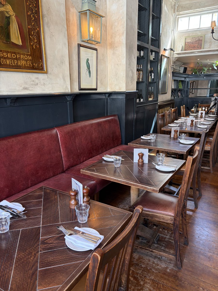 À Londres, le pub est une institution. Entre ses boiseries chaleureuses, l’ambiance conviviale, une bonne pinte bien fraîche et l’incontournable fish and chips croustillant et généreux, on vit un moment simple et typiquement britannique