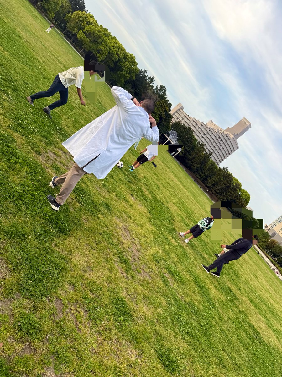 n0bisuke's tweet photo. 今思うと白衣を着て公園の子供サッカーに混ざっていく大人なかなかに怪しい…笑

#iotlt https://t.co/OlVAp17Vlg
