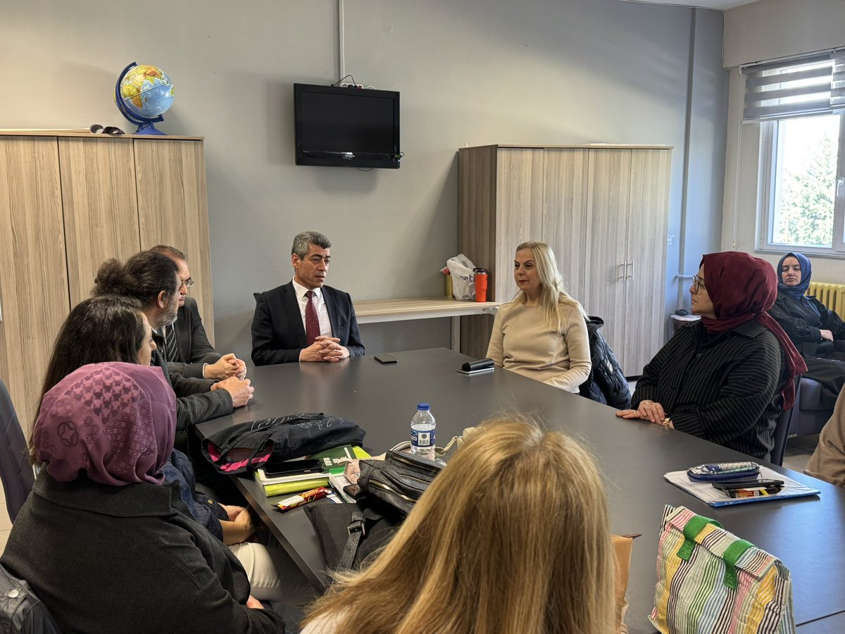AtasehirMEM's tweet photo. İlçe Millî Eğitim Müdürümüz İsmail Yıldırım, okul ziyaretleri kapsamında Rotary Anadolu Lisesini ziyaret ederek öğretmen ve idarecilerimizle bir araya geldi.

@tcmeb @Yusuf__Tekin @istanbulilmem @MucahitYentur @iyildirim58 https://t.co/VIl2Yro41H