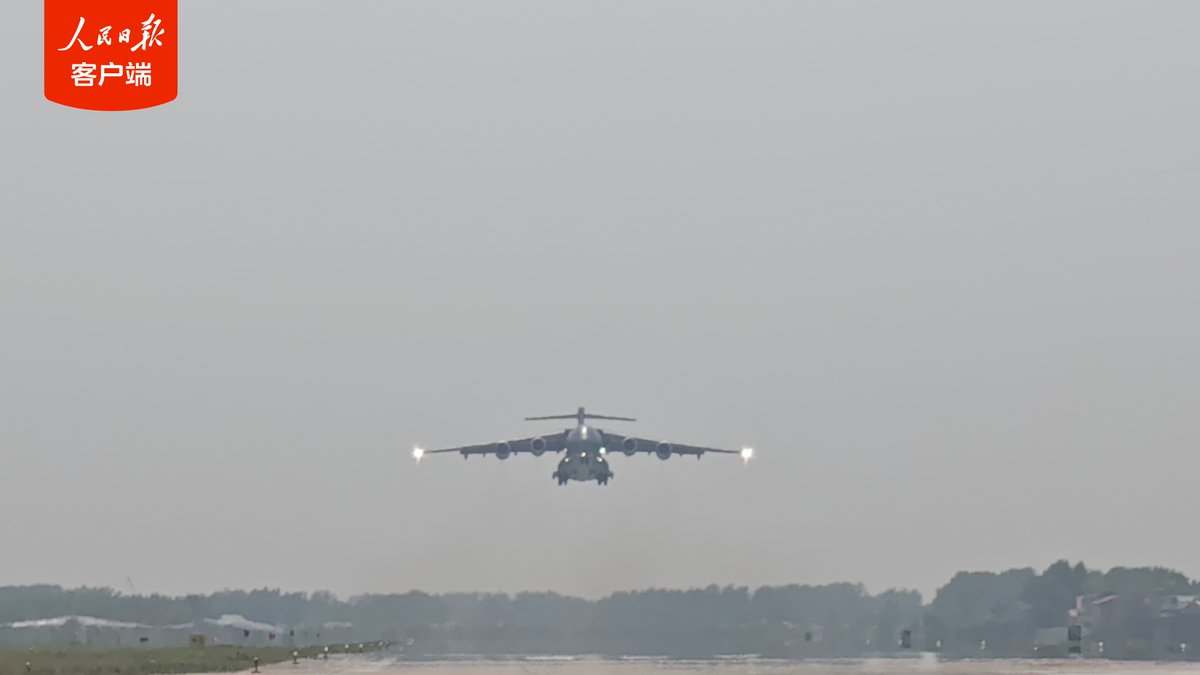 DailyBeijing's tweet image. 接英雄回家！运-20B首次赴韩接迎志愿军英烈
China on Apr. 20 dispatched a Y-20B large transport aircraft to the Republic of Korea (ROK) to carry back the remains of a number of #Chinese #soldiers who died during the War to Resist U.S. Aggression and Aid Korea (1950-1953).