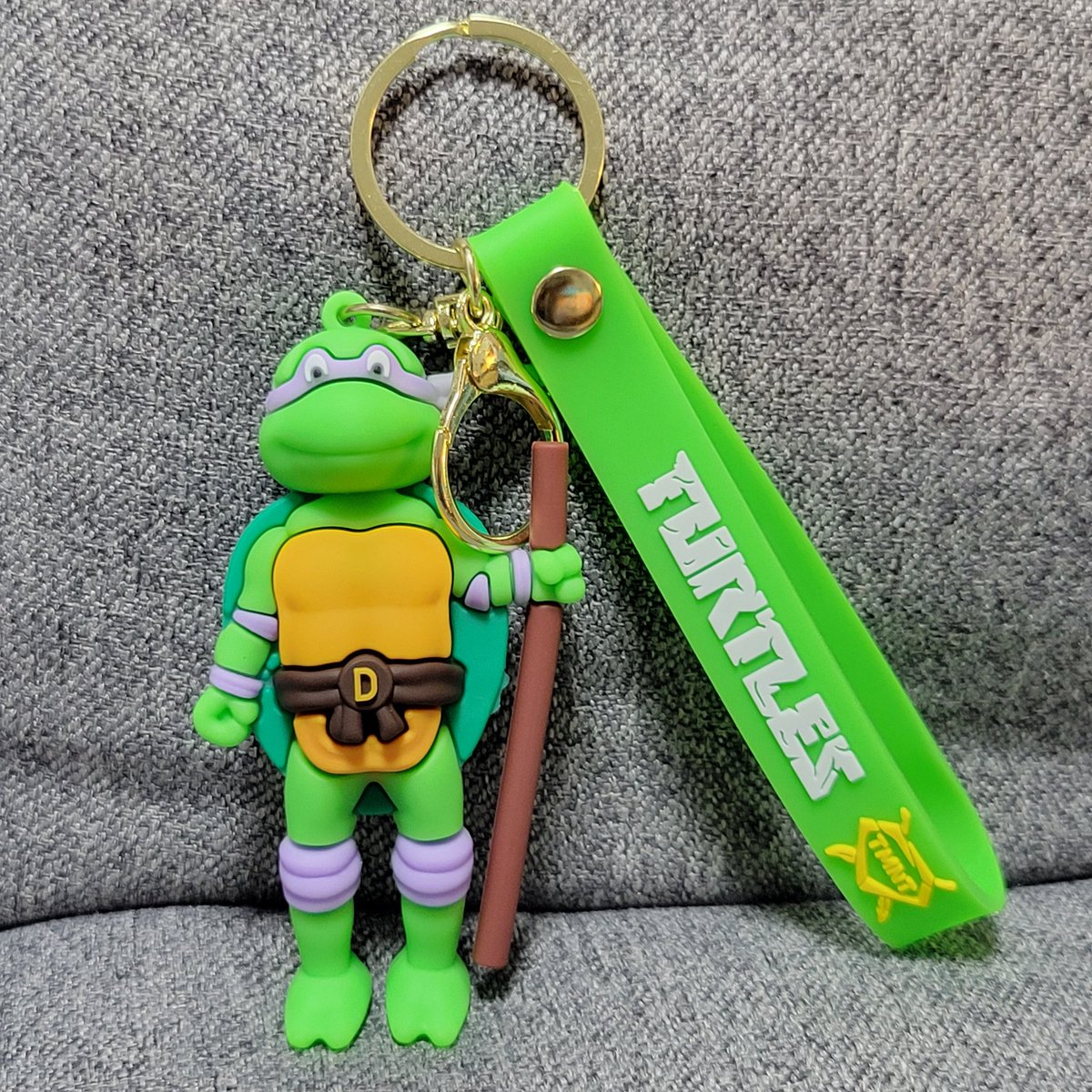 tomeshipo's tweet image. 影響されやすい大人🙋&amp;lt;ﾊｲｯ!
ドナテロ(紫)を推す⸜🐢💜⸝‍
ことあるごとに「カワバンガー！」と言ってきゃっきゃする大人をじっと見つめる亀たち😳

🐢「大丈夫？話きこか？」
🐢「ききましゅよ？」

#クサガメ #亀 #TMNT #ミュータントタートルズ