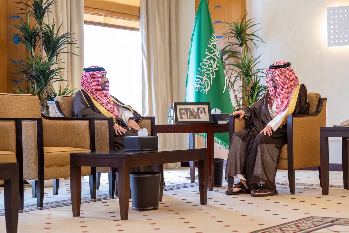 EmarahAlQassim's tweet photo. أشاد سموه بما تقوم به إدارة المجاهدين من دور مهم في مساندة القطاعات الأمنية، وتعزيز الأمن والاستقرار..

سمو #نائب_أمير_منطقة_القصيم يستقبل مدير فرع إدارة المجاهدين بالمنطقة ويتسلم التقرير السنوي للإدارة العامة للمجاهدين. https://t.co/dWTBjO34rn