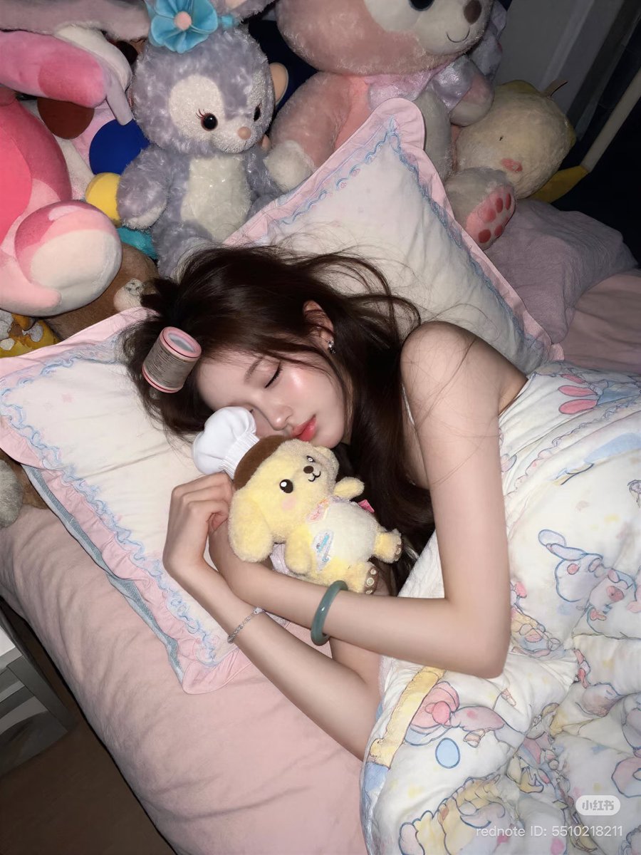 8_rivi's tweet photo. 彼氏の前ではこういう寝方が理想なのにな… ㅠ ‧̫ ㅠ🪽 † https://t.co/QOvufPyKdU
