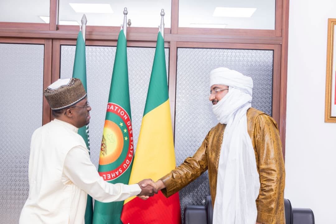 OIMMali's tweet image. Rencontre entre le Chef de Mission de l'OIM @Dr_BoubacarS et le Ministre @AttaherMossa .
Objectif : renforcer le dialogue stratégique et la coordination des actions en matière de migration.
L’OIM réaffirme son engagement aux côtés du Mali.
#Migration  #Gouvernance #Partenariat