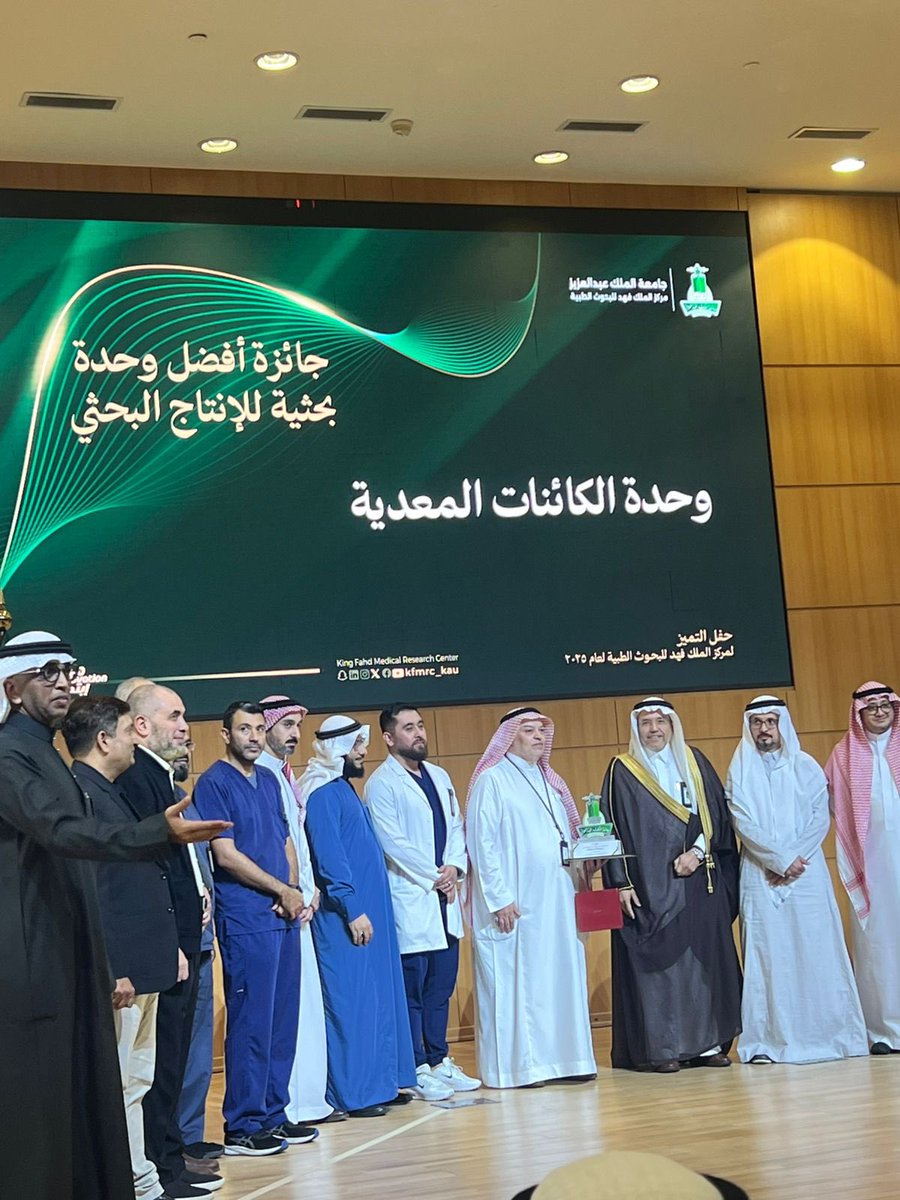 EsamAzhar's tweet image. على هامش حفل التكريم 

بسم الإله نبدأ ونرفع به الشان في وحدة الكائنات مجدٍ له عنوان

عامٍ ورا عامٍ تزيد الإنجازات وتعلو خطانا والعطا دوم يزدان
#Team