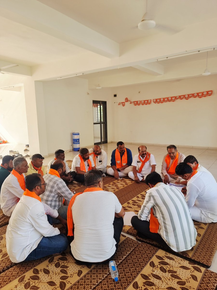 alpeshdholariy's tweet image. જીતશે તો ભાજપ જ 

સ્થાનિક સ્વરાજય ની ચૂંટણી ના ઉપક્રમે રાજકોટ જિલ્લા પ્રવાસ દરમિયાન સરપદડ જીલ્લા પંચાયત અને તેમાં આવતી તાલુકા પંચાયત ના આગેવાનો ઉમેદવારો સાથે ગ્રુપ મિટિંગ યોજી, ચૂંટણીલક્ષી કામગીરી ની સમીક્ષા કરવામાં આવી #BJP4IND #BJPGujarat #rajkot #gondalnews