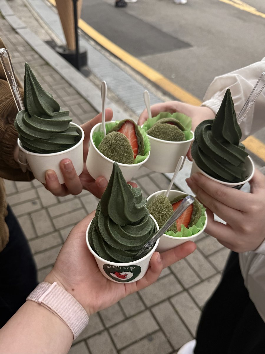 여수당이랑 삼대옥 줄이 너무 길어서 
시간없는 나는 걍 바로옆에 줄없는데서 삼
쑥 안좋아해서 다른맛으로 먹으려다가
여수에 쑥이 유명하다길래 먹어봤는데 맛있었음❤︎ ❤︎